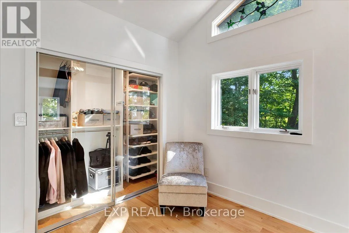 11 CRESTWOOD DRIVE