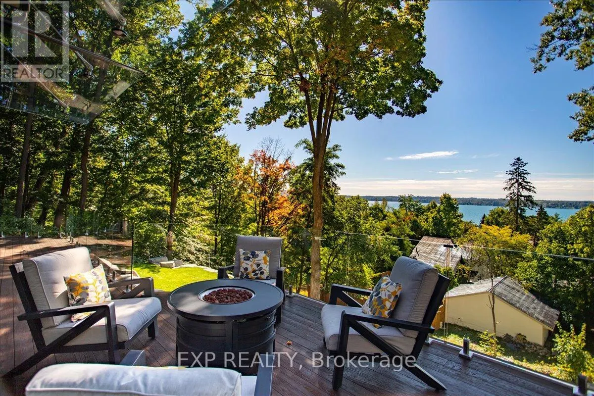 11 CRESTWOOD DRIVE