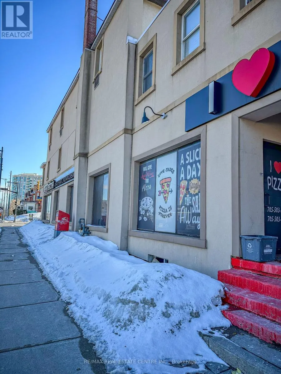 94 DUNLOP STREET W