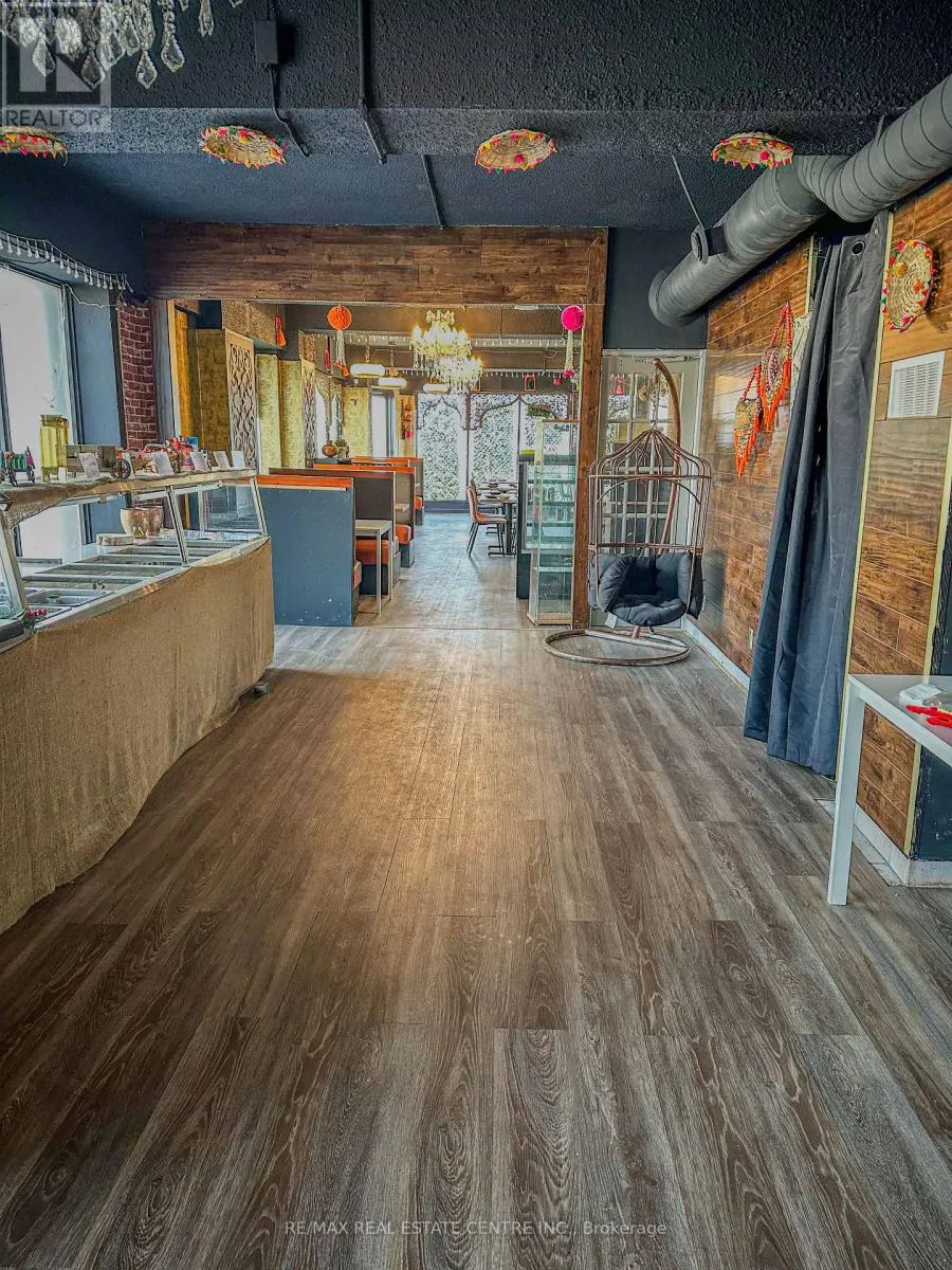 94 DUNLOP STREET W