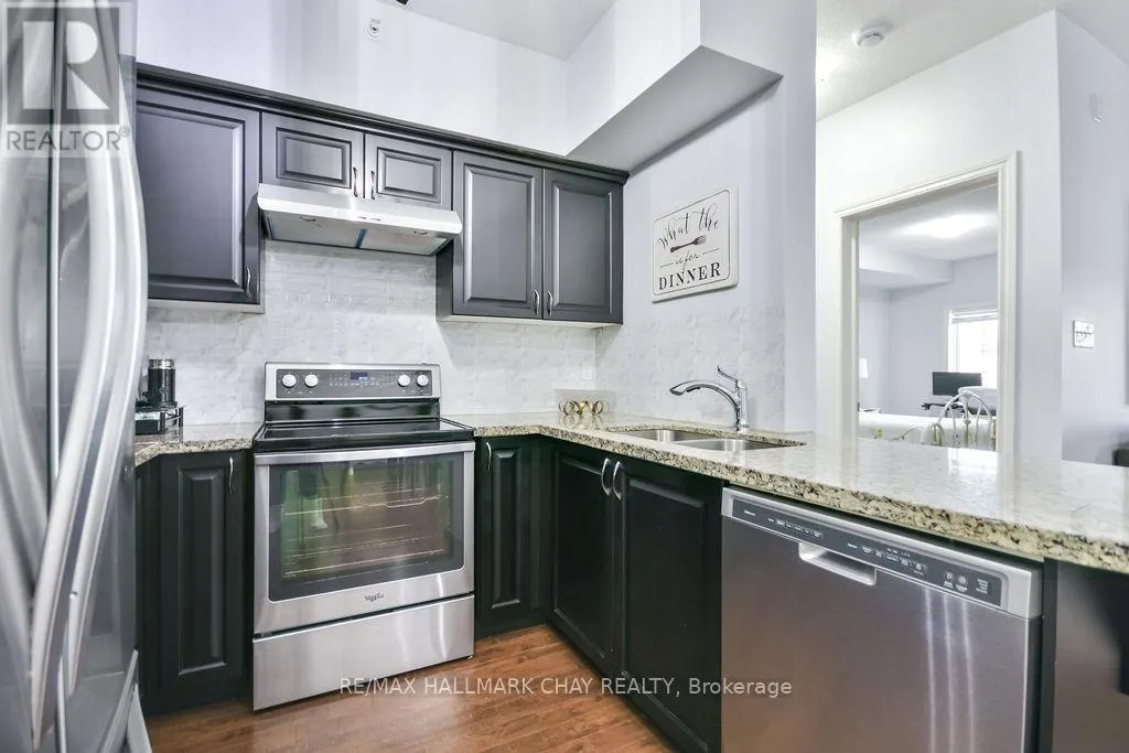 207 - 43 FERNDALE DRIVE S