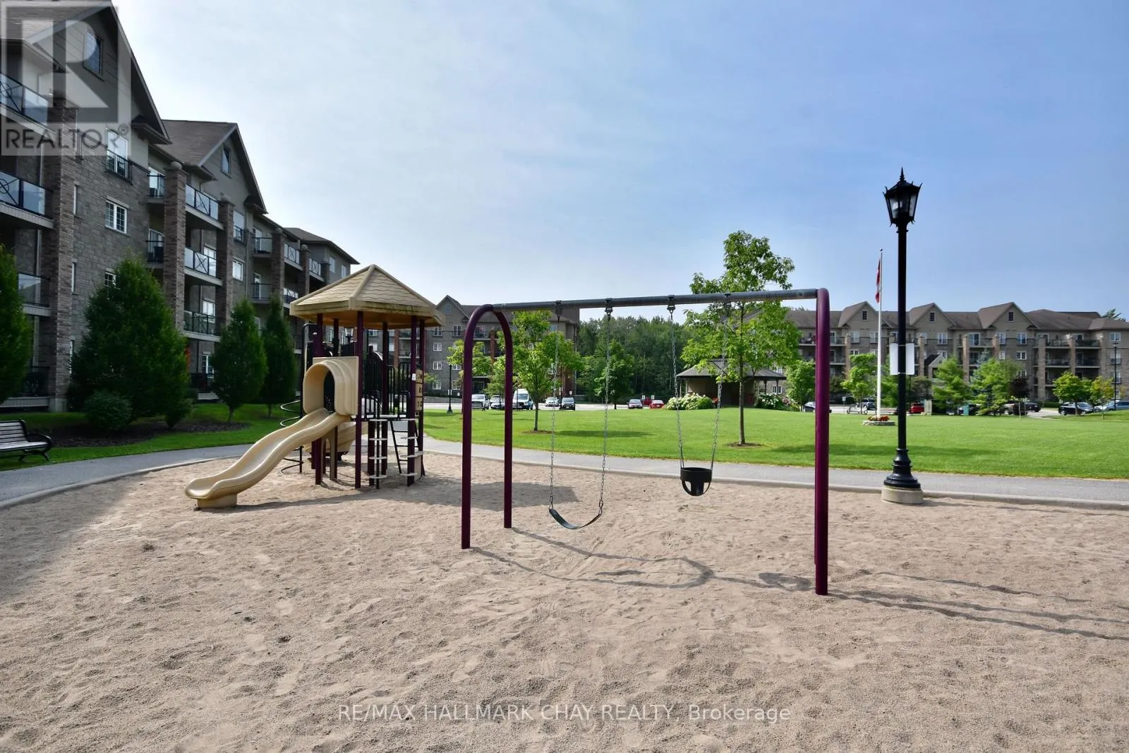 207 - 43 FERNDALE DRIVE S