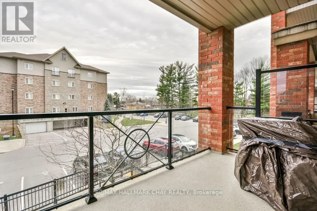 207 - 43 FERNDALE DRIVE S