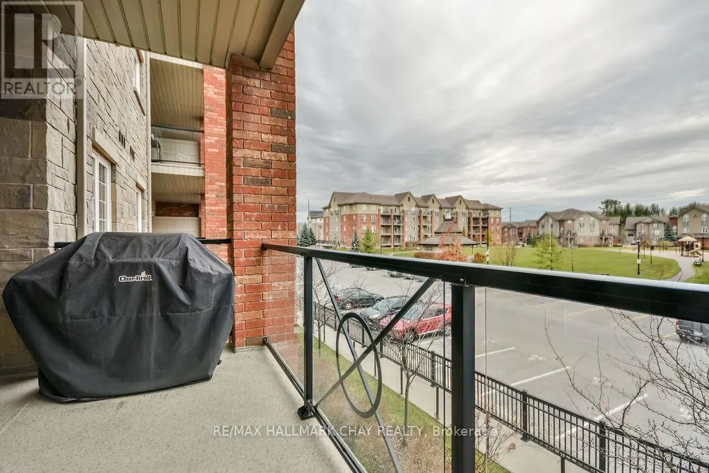 207 - 43 FERNDALE DRIVE S