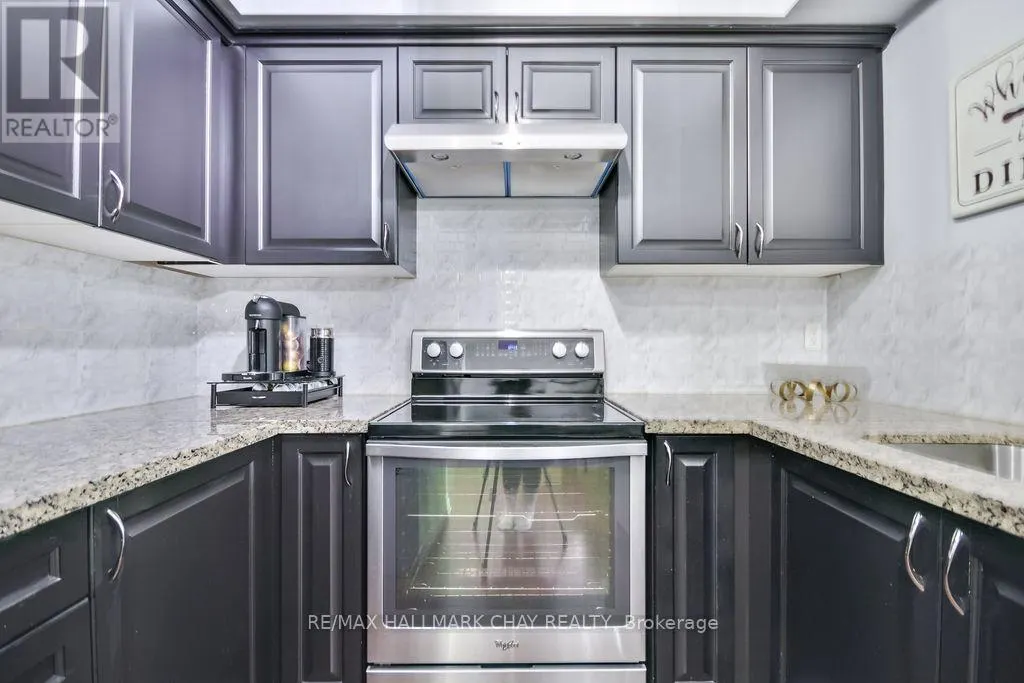 207 - 43 FERNDALE DRIVE S