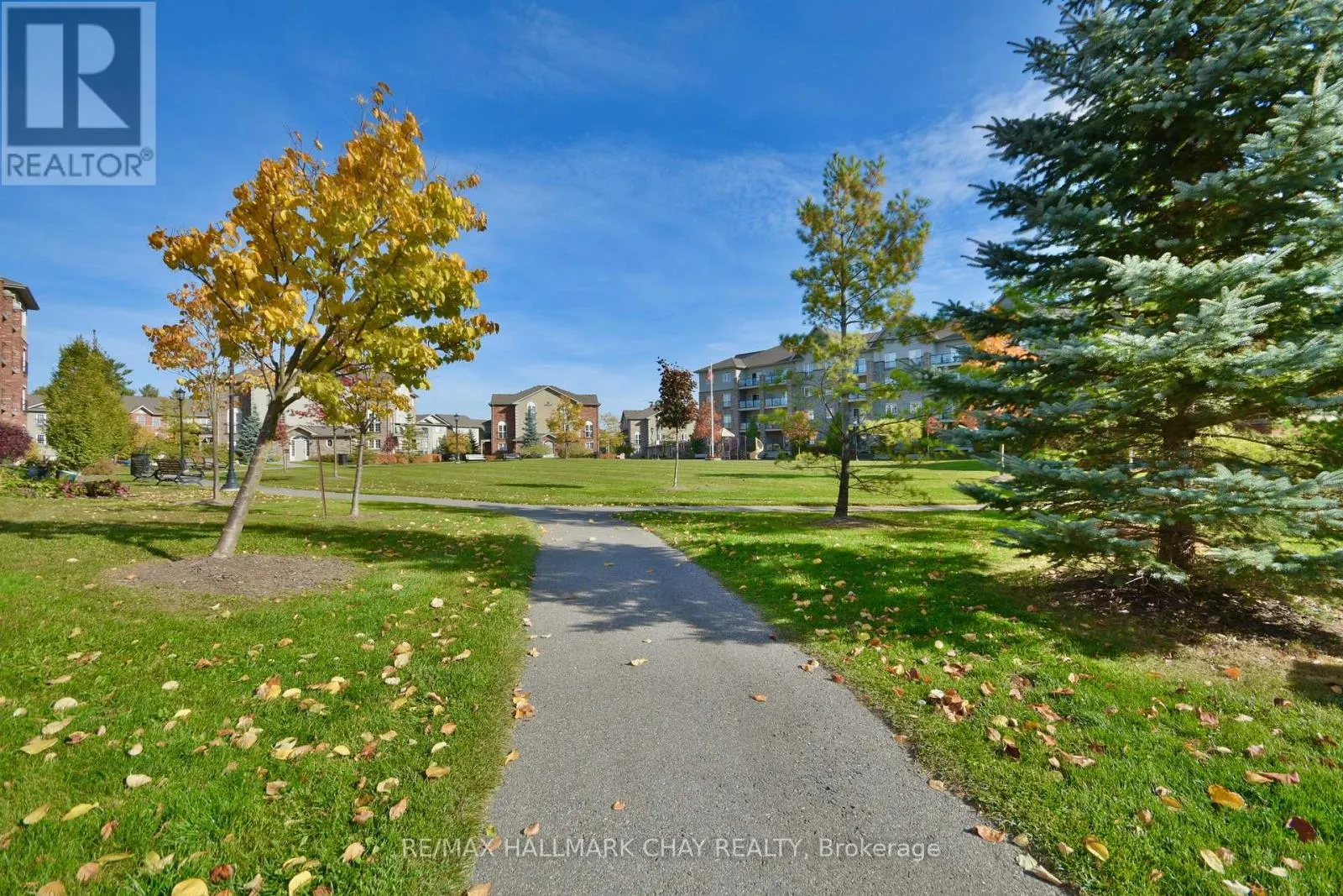 207 - 43 FERNDALE DRIVE S