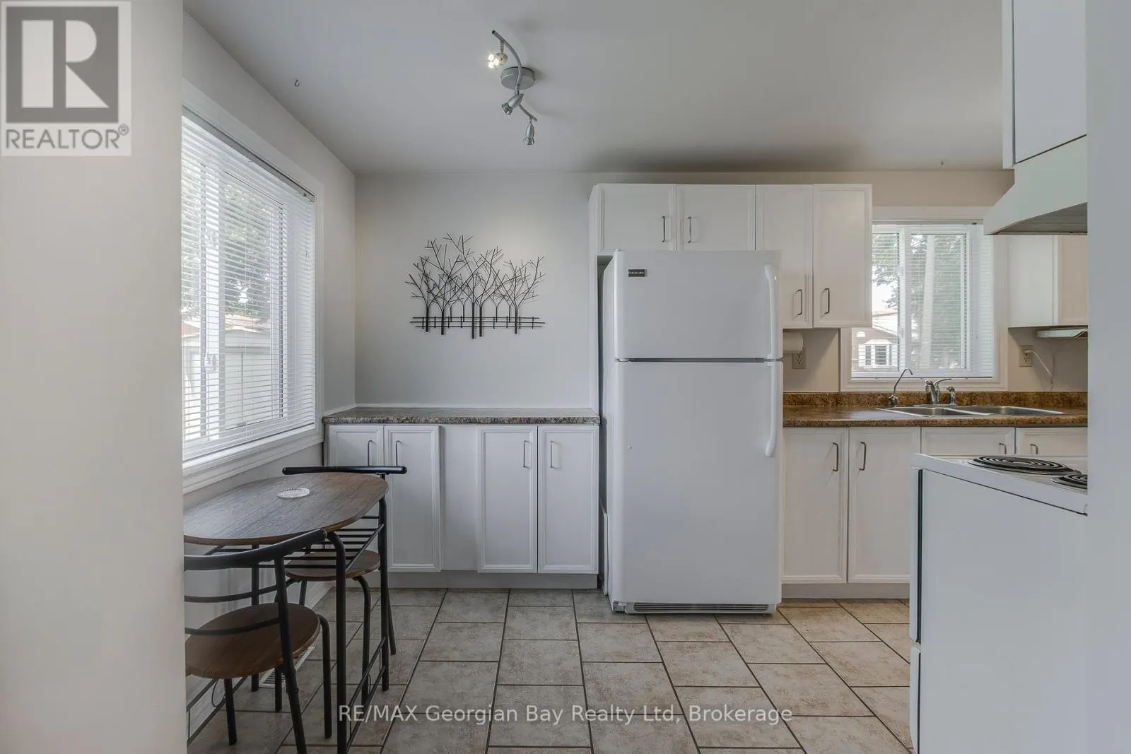 328 ROSE CRESCENT