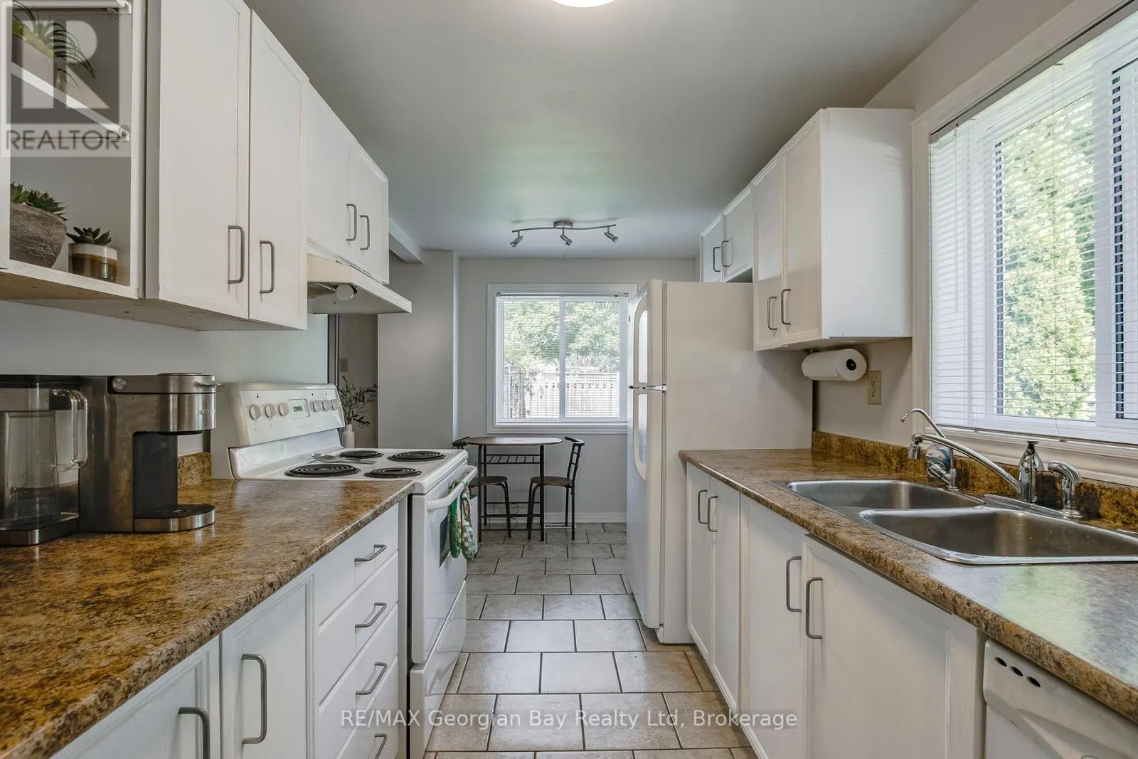 328 ROSE CRESCENT