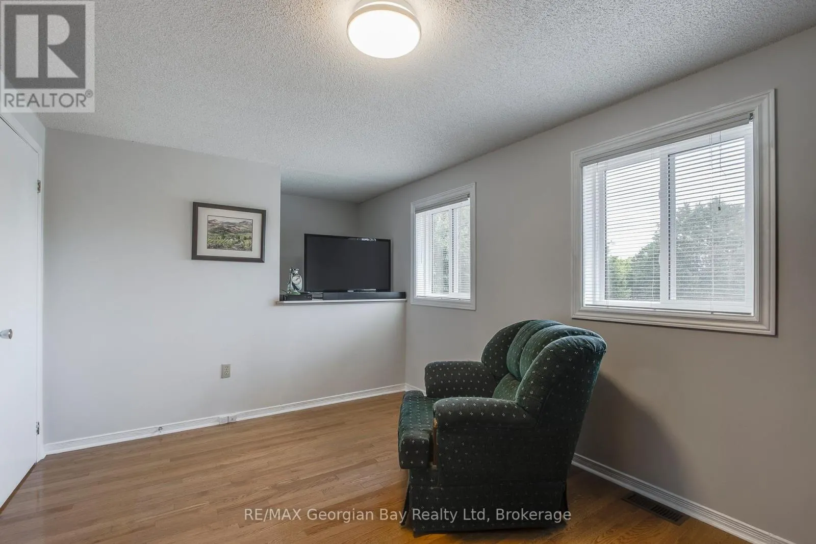 328 ROSE CRESCENT