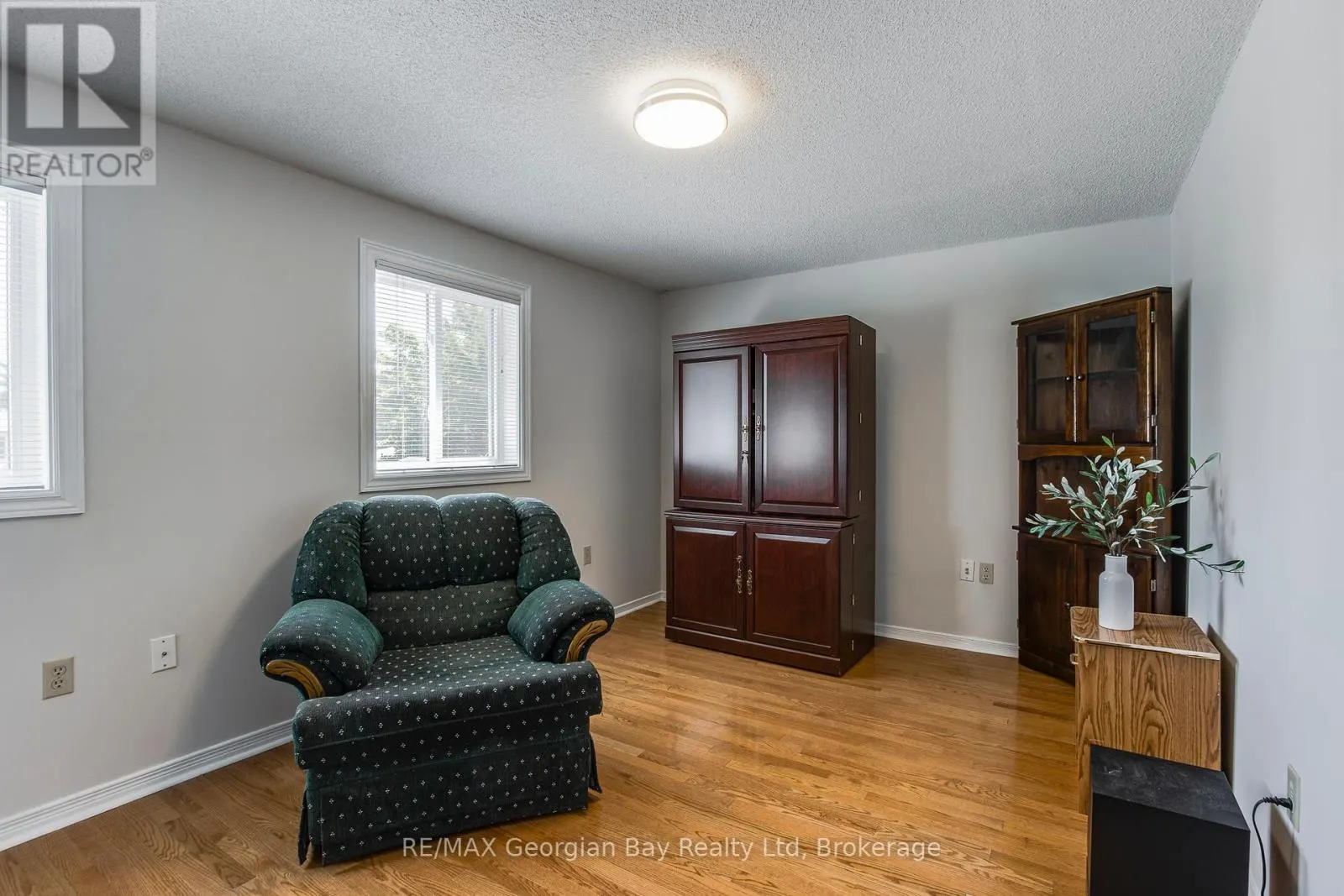 328 ROSE CRESCENT