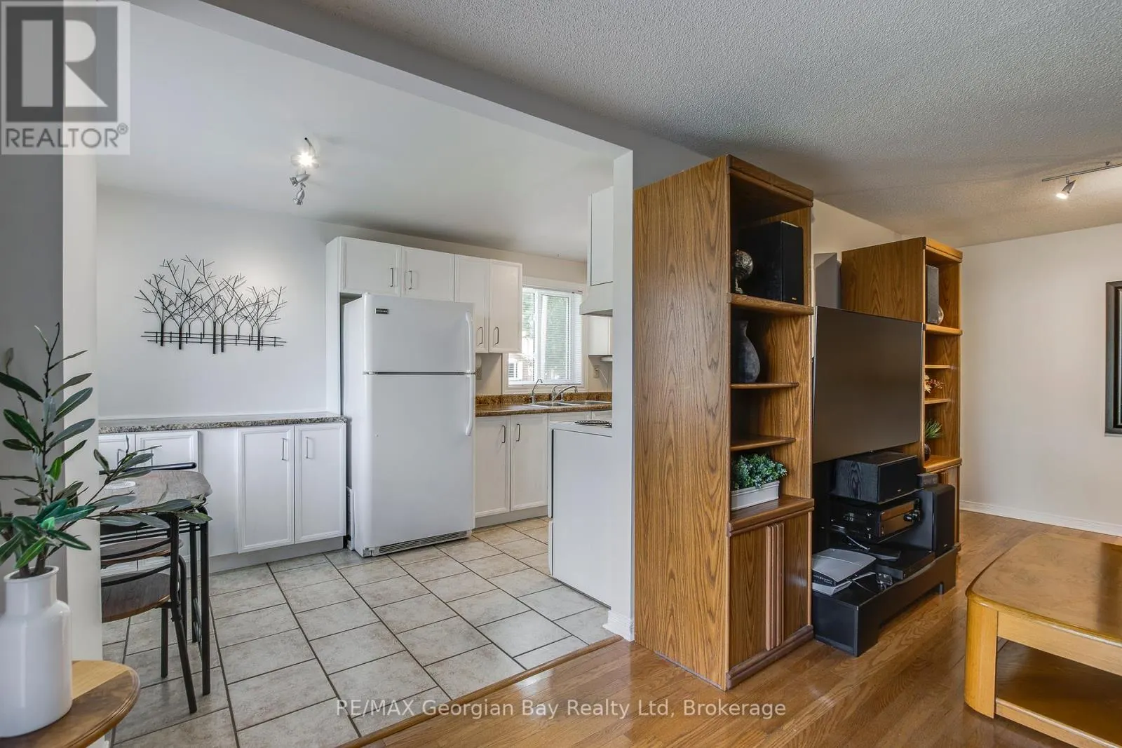 328 ROSE CRESCENT