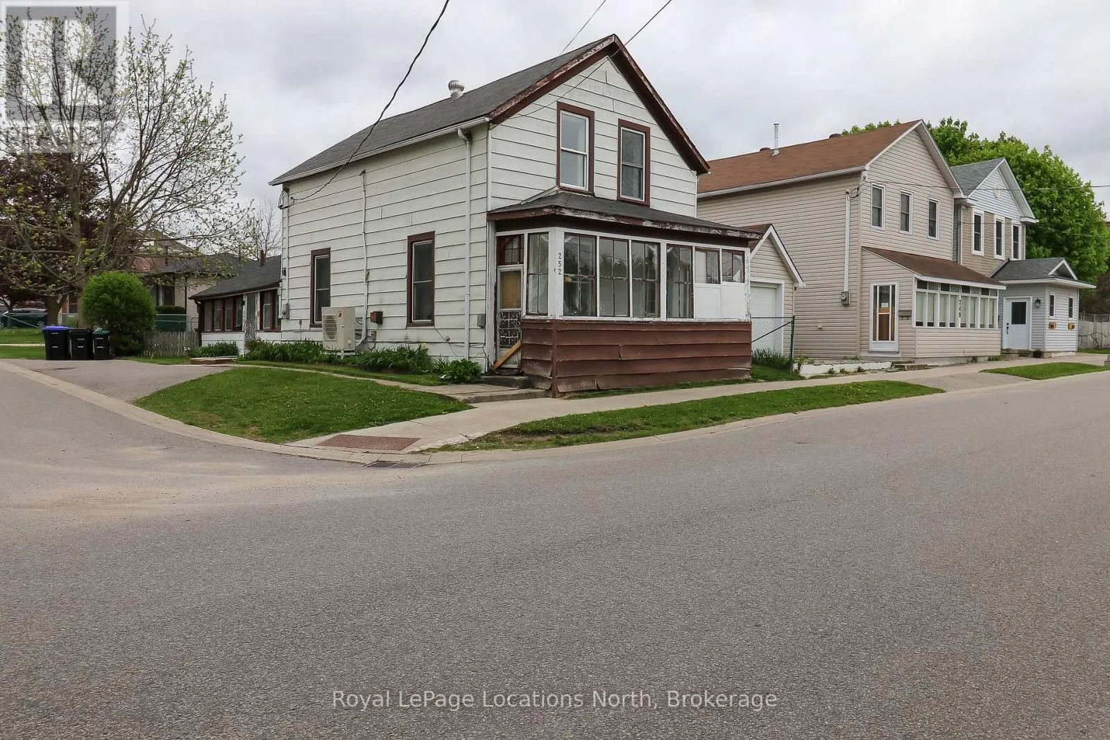 252 SIMCOE STREET