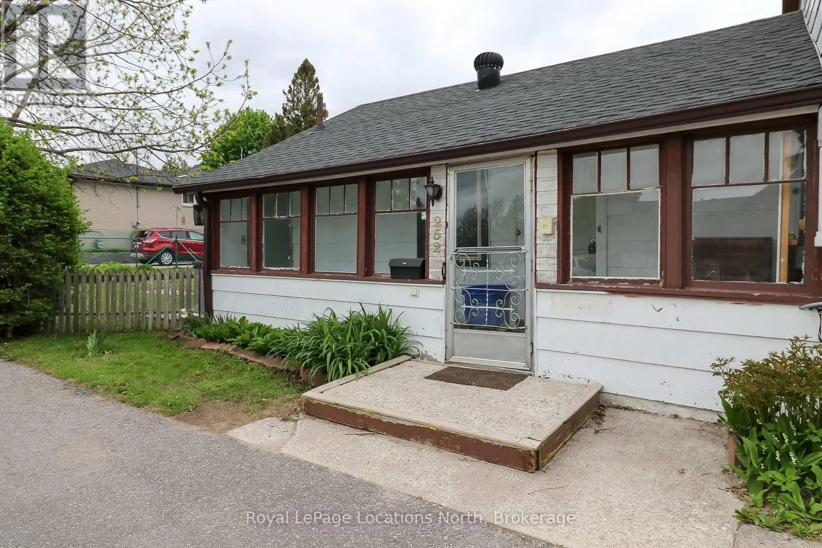 252 SIMCOE STREET
