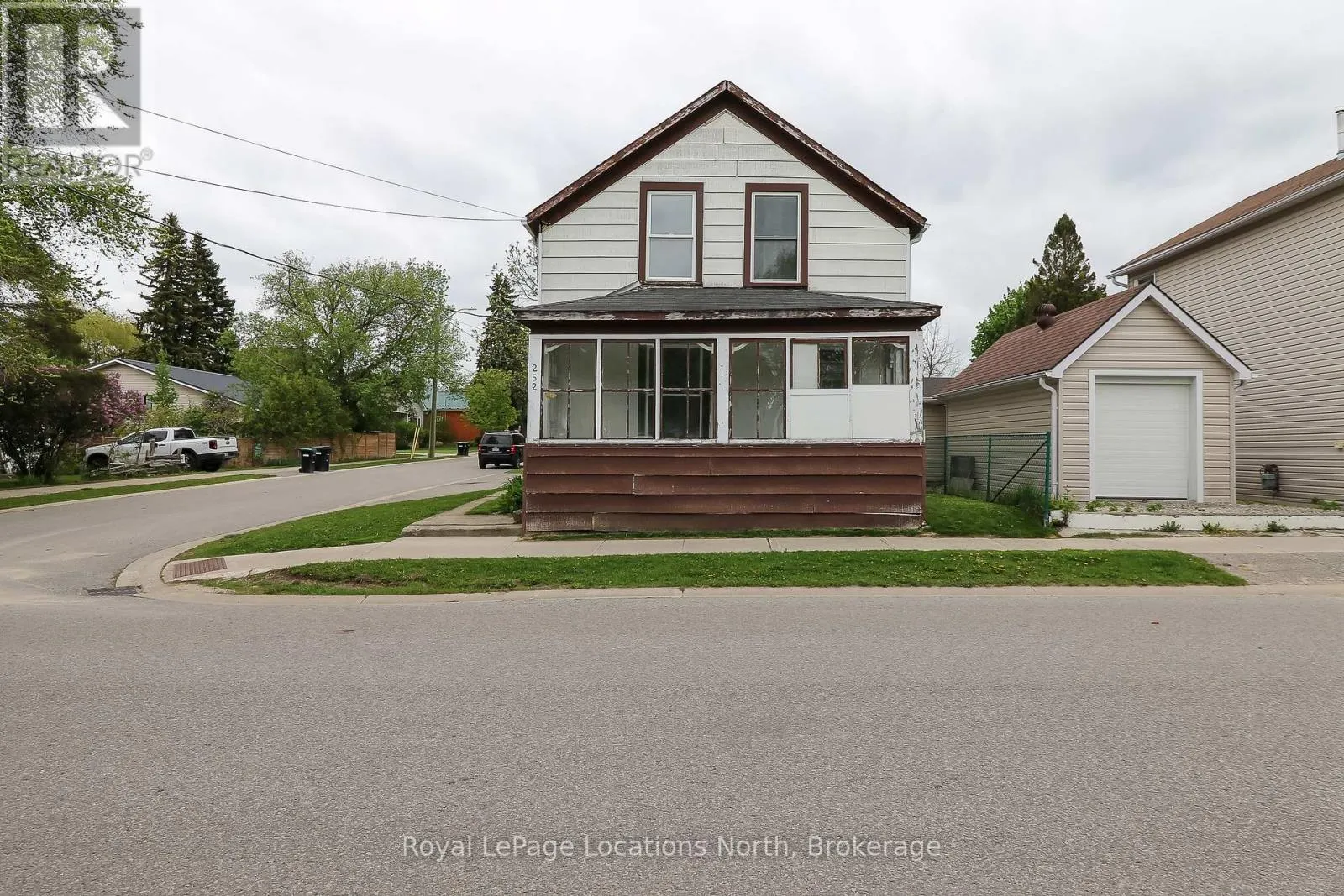 252 SIMCOE STREET