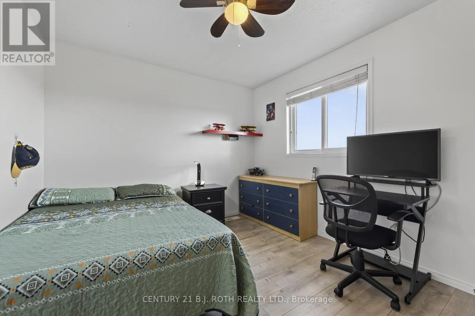 7 ROUND LEAF COURT
