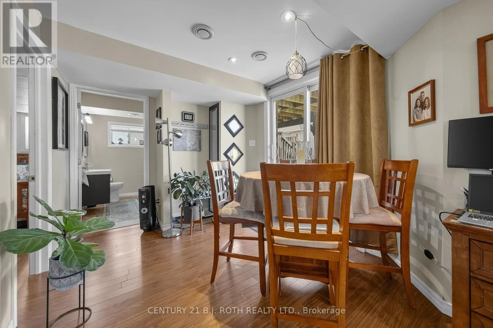 7 ROUND LEAF COURT