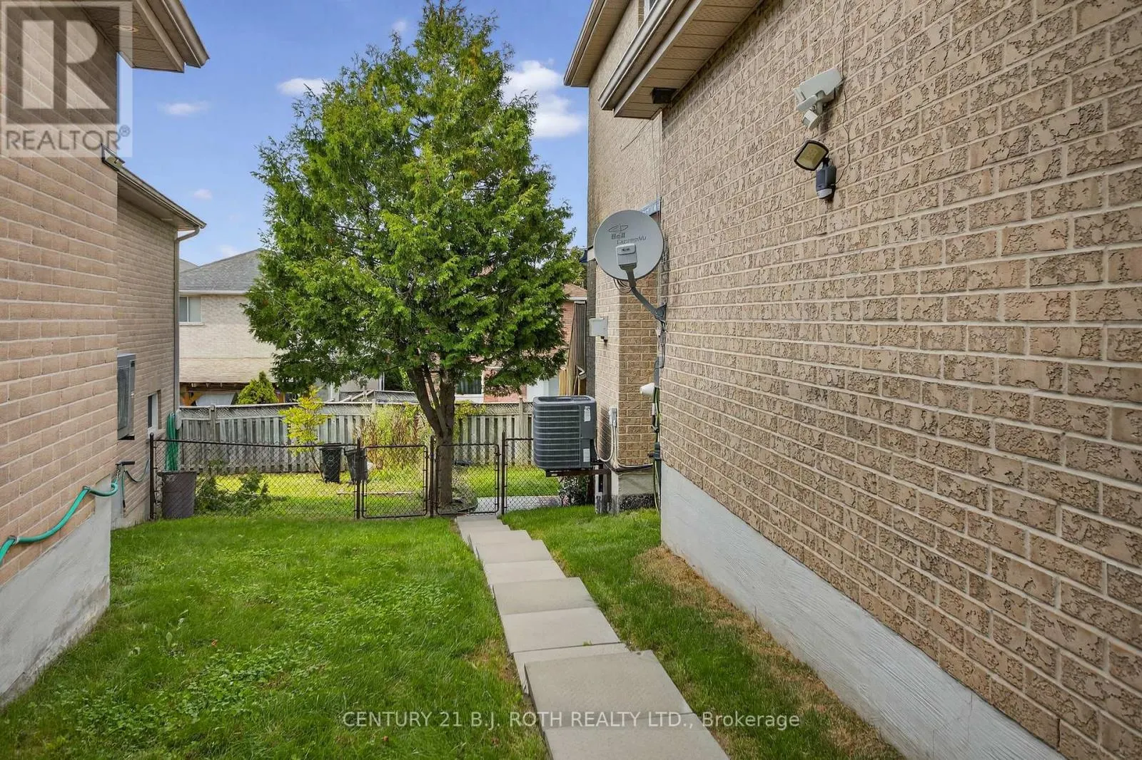 7 ROUND LEAF COURT