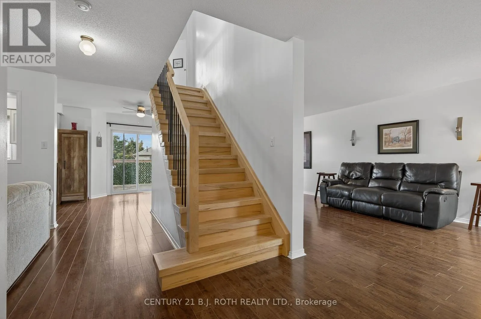 7 ROUND LEAF COURT