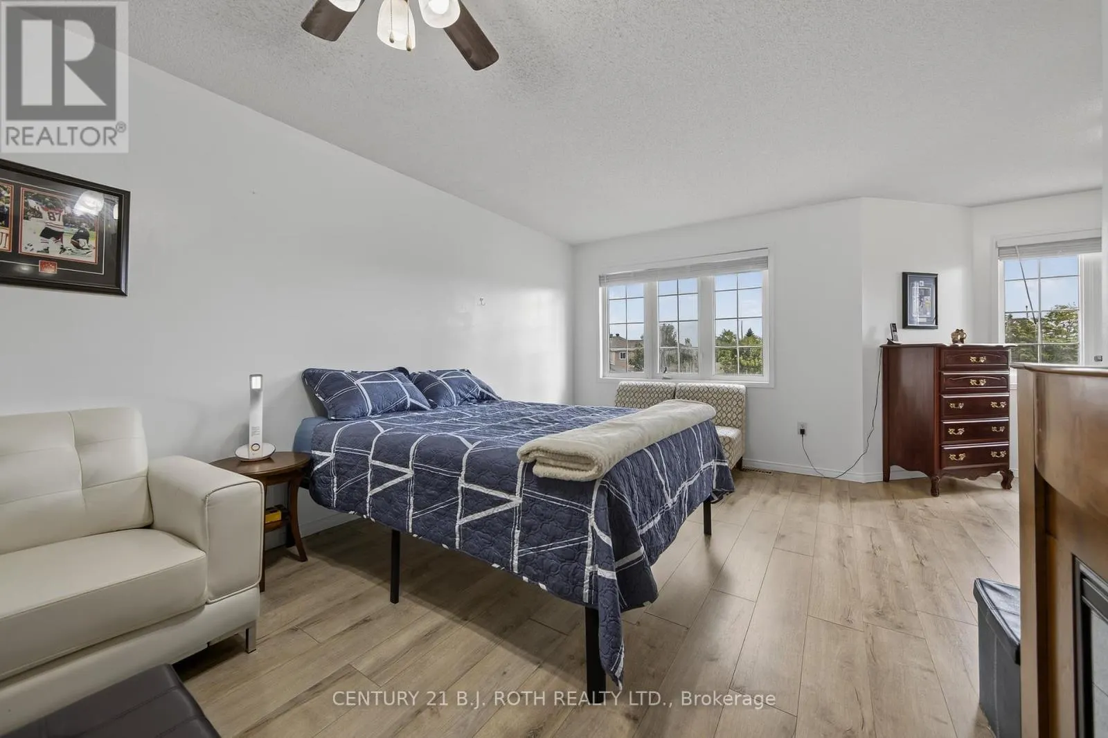 7 ROUND LEAF COURT