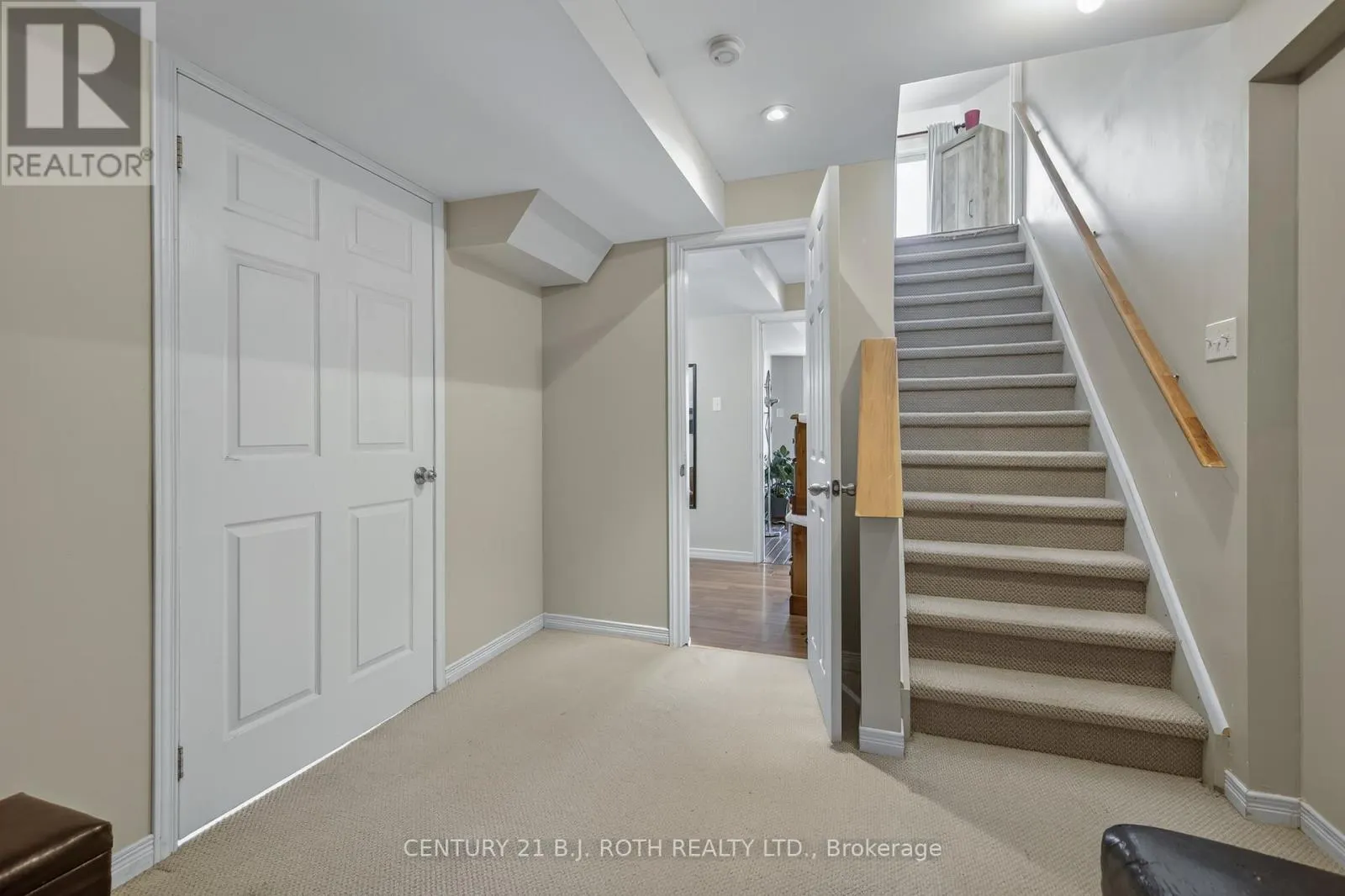 7 ROUND LEAF COURT