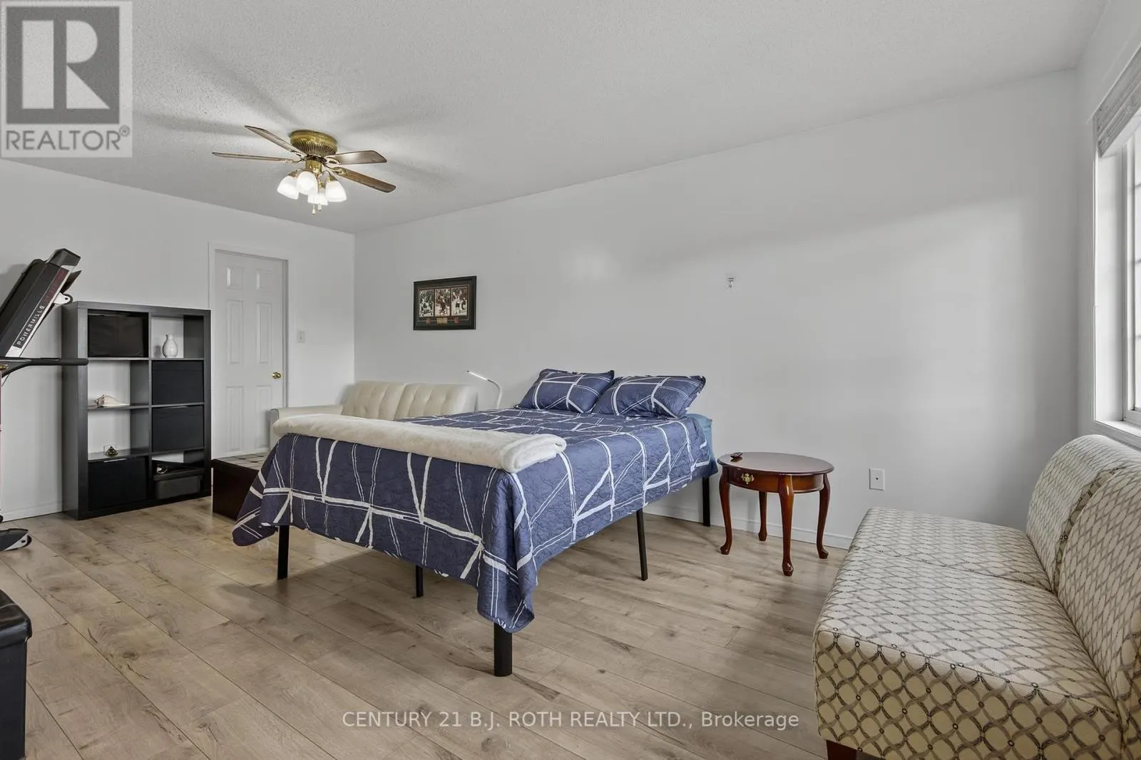 7 ROUND LEAF COURT