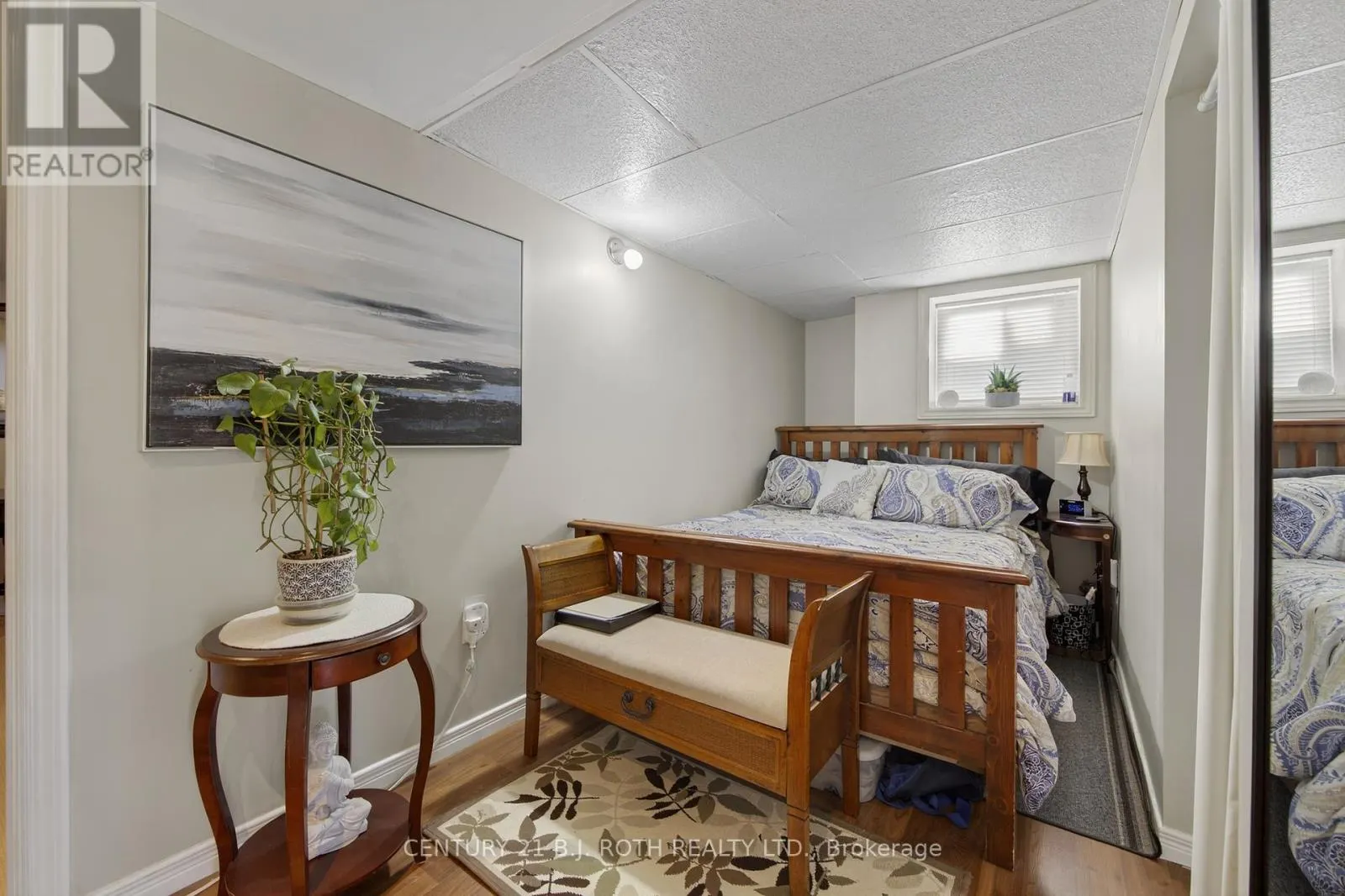 7 ROUND LEAF COURT