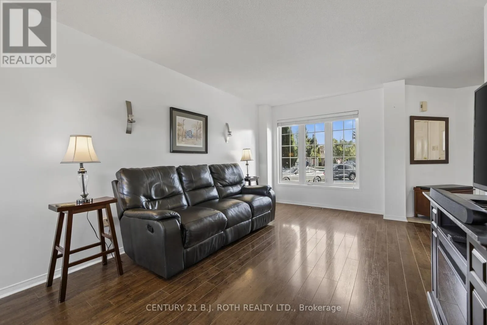 7 ROUND LEAF COURT