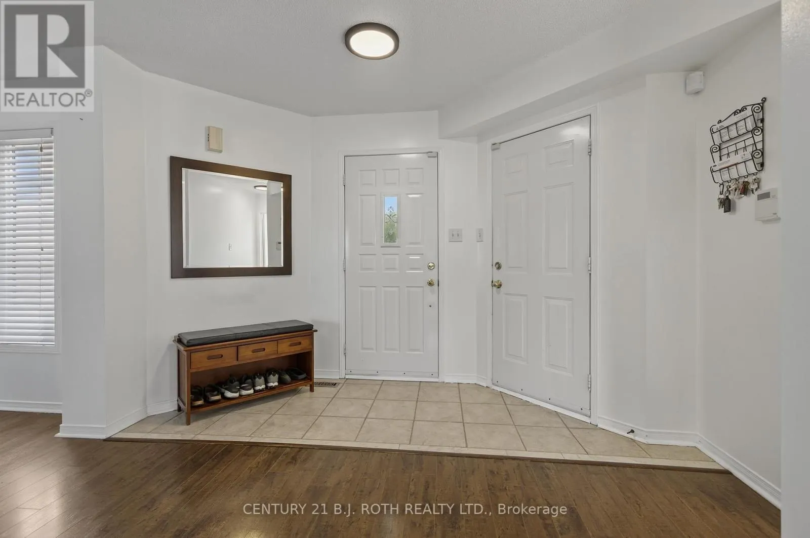 7 ROUND LEAF COURT