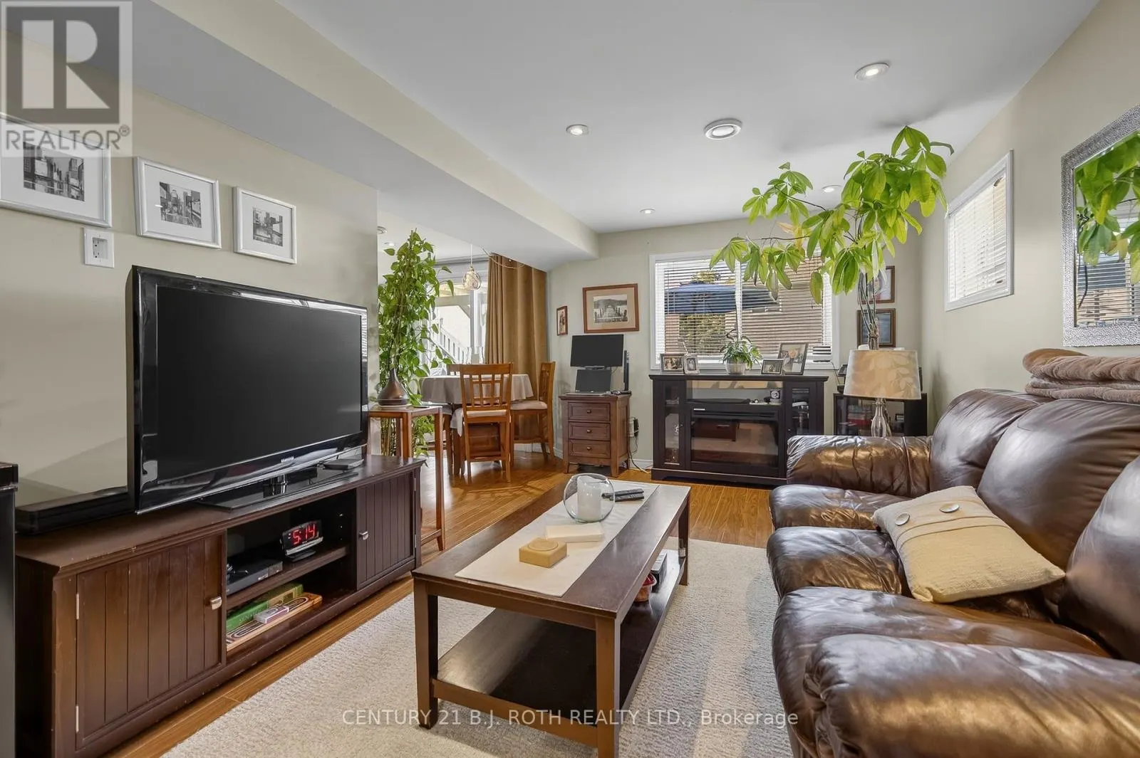 7 ROUND LEAF COURT