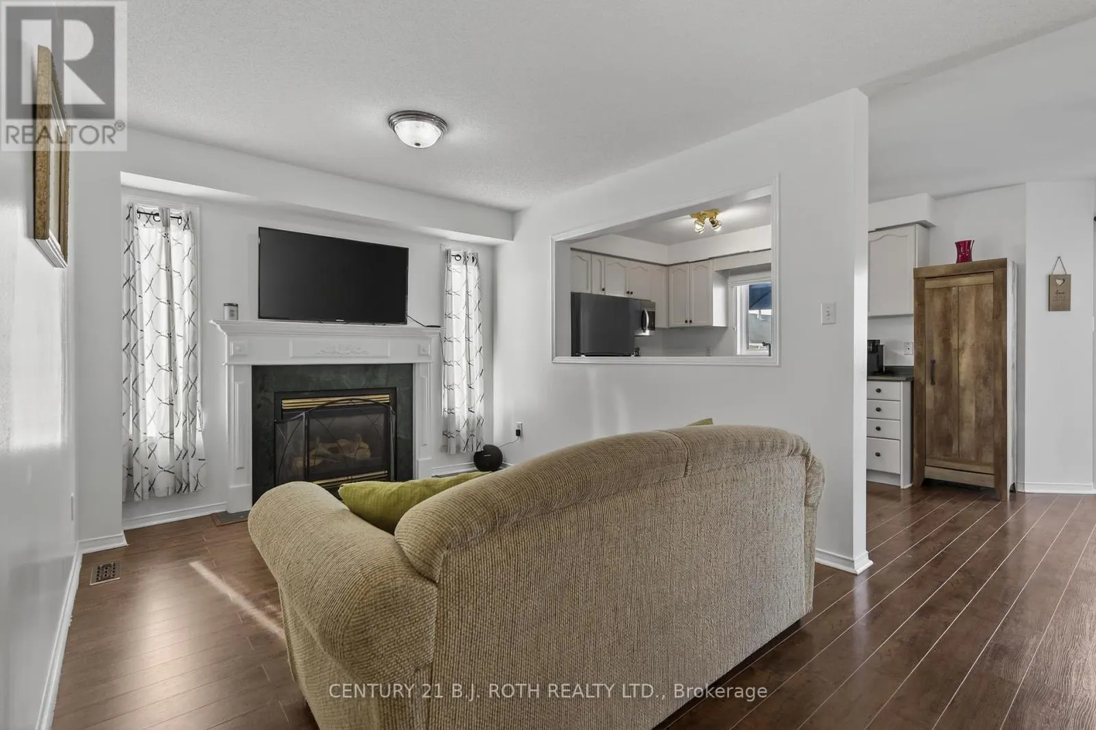 7 ROUND LEAF COURT