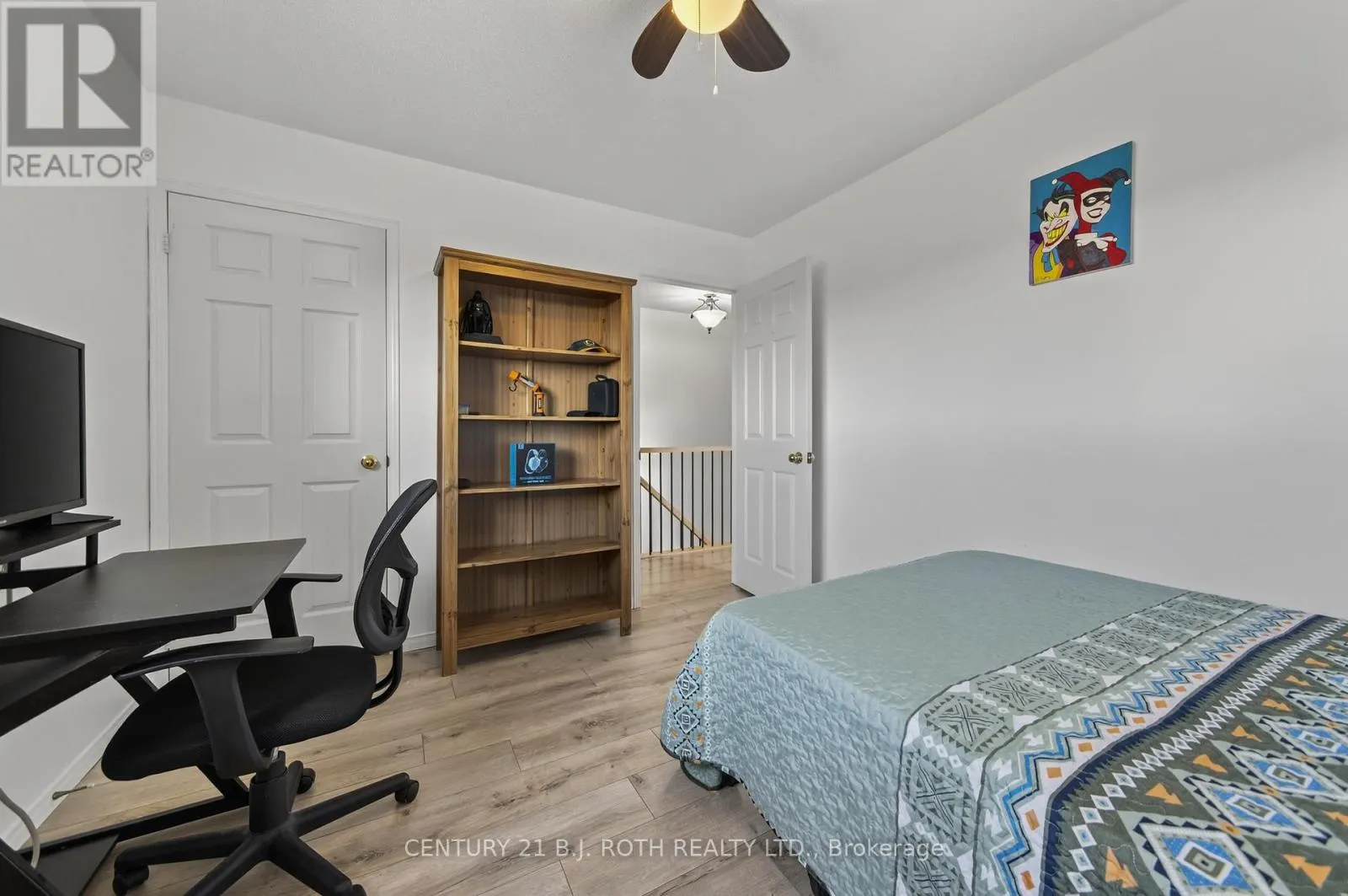 7 ROUND LEAF COURT