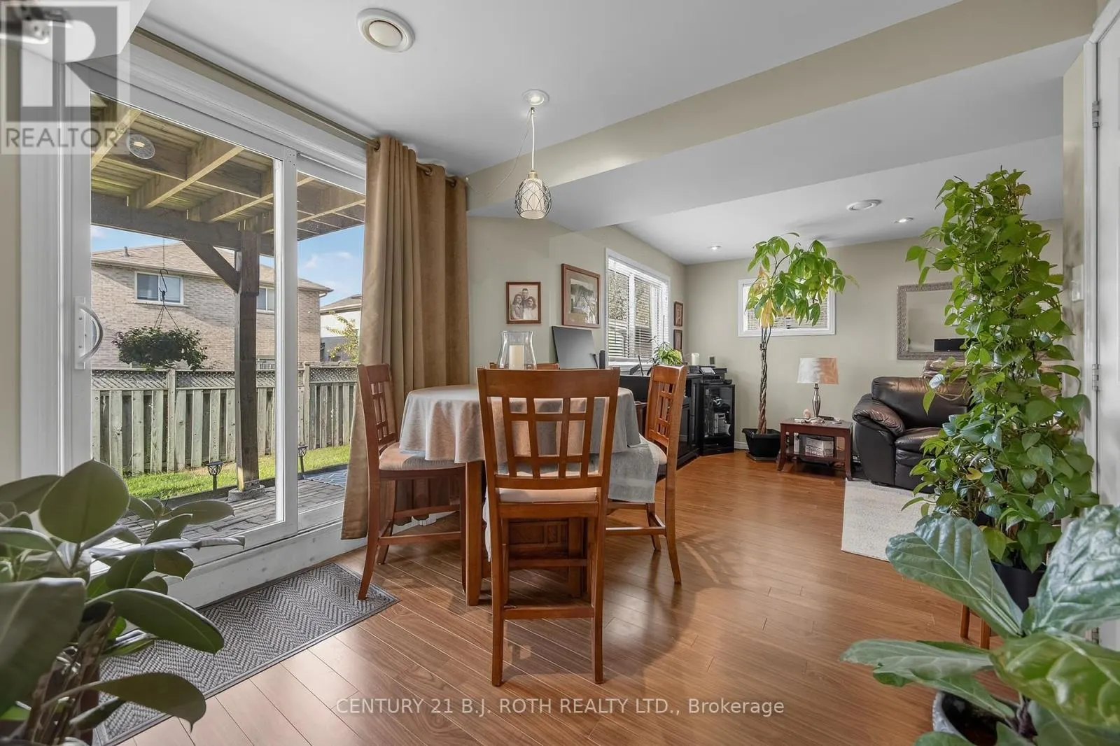 7 ROUND LEAF COURT