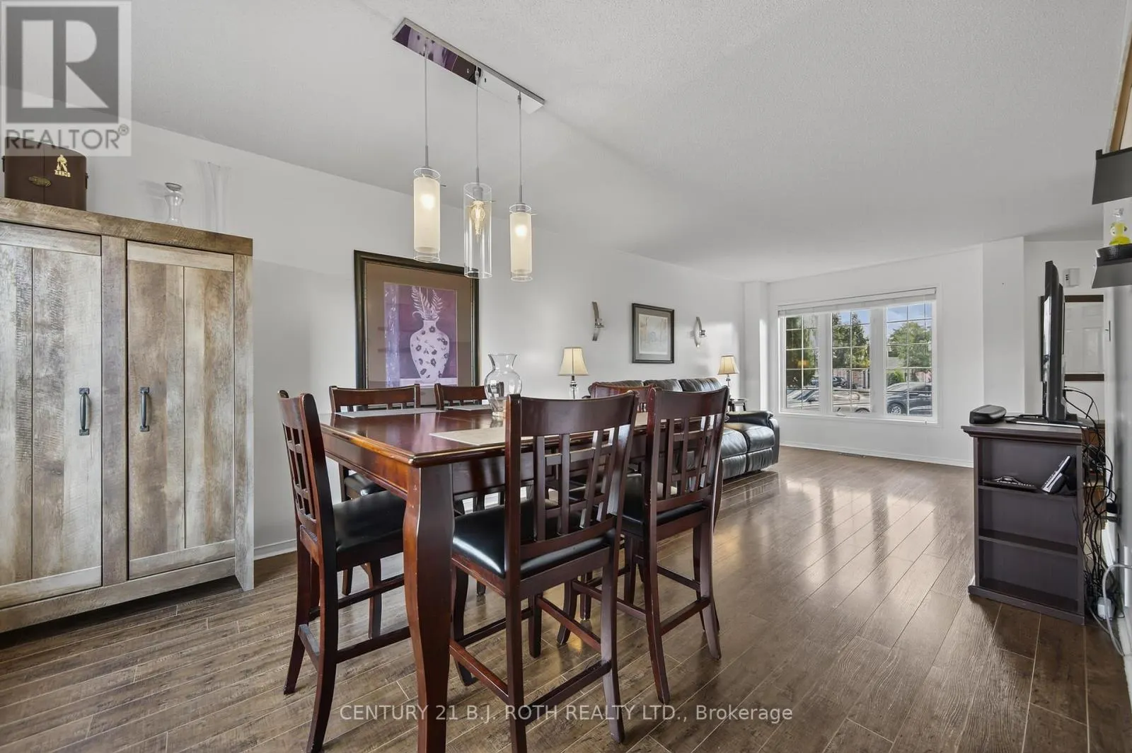 7 ROUND LEAF COURT