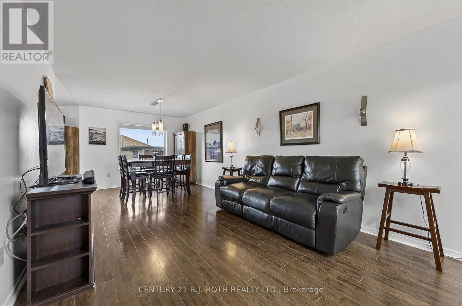7 ROUND LEAF COURT
