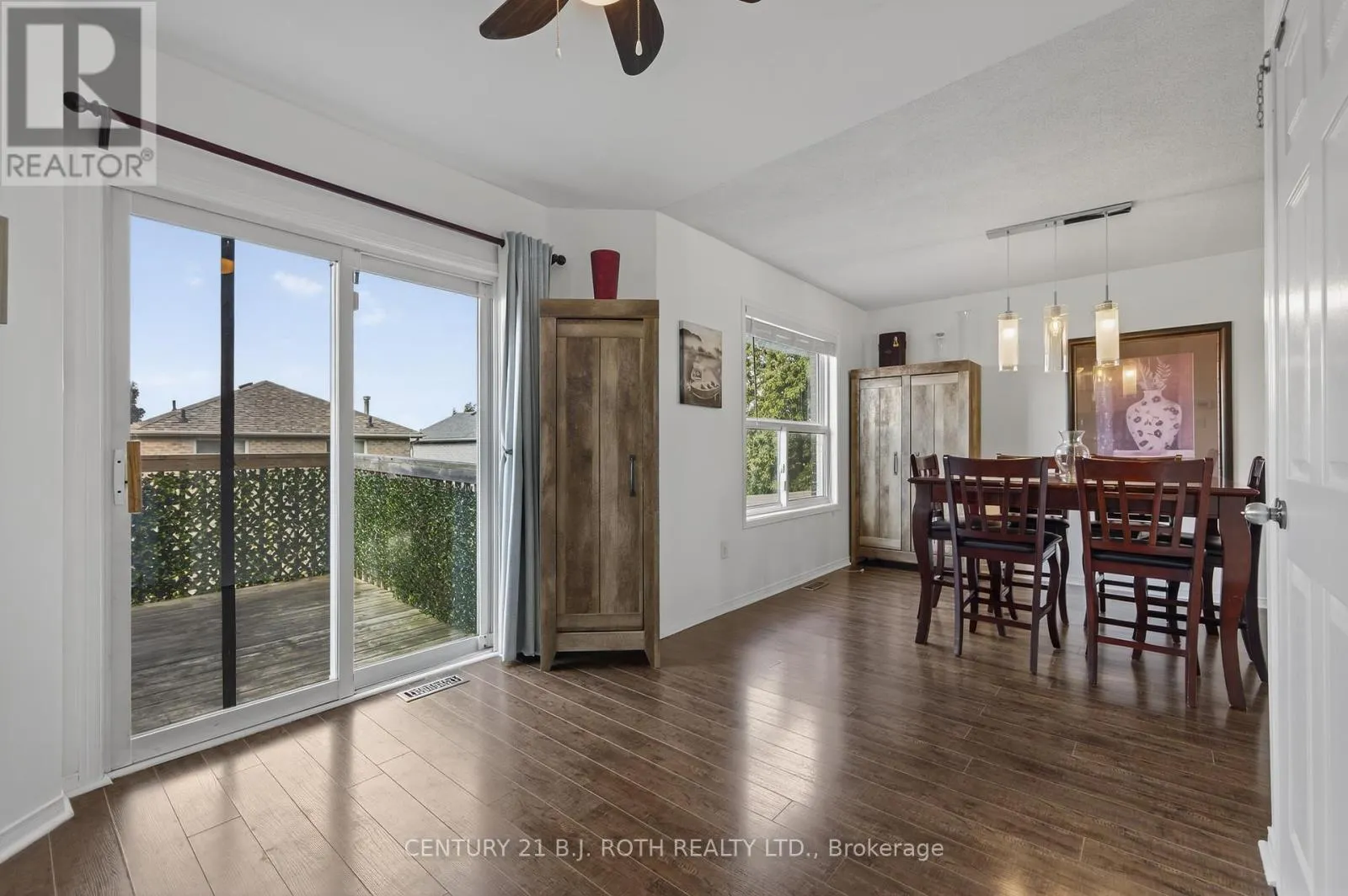 7 ROUND LEAF COURT