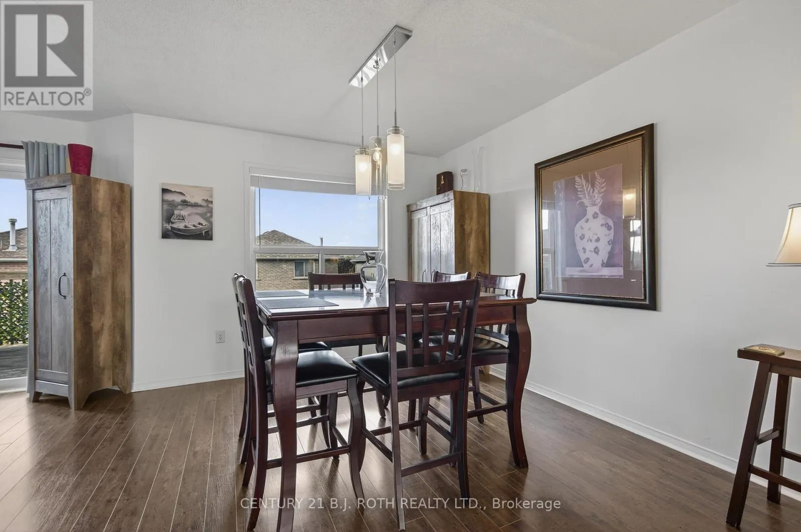 7 ROUND LEAF COURT