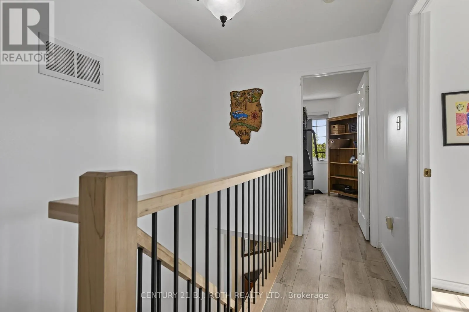 7 ROUND LEAF COURT