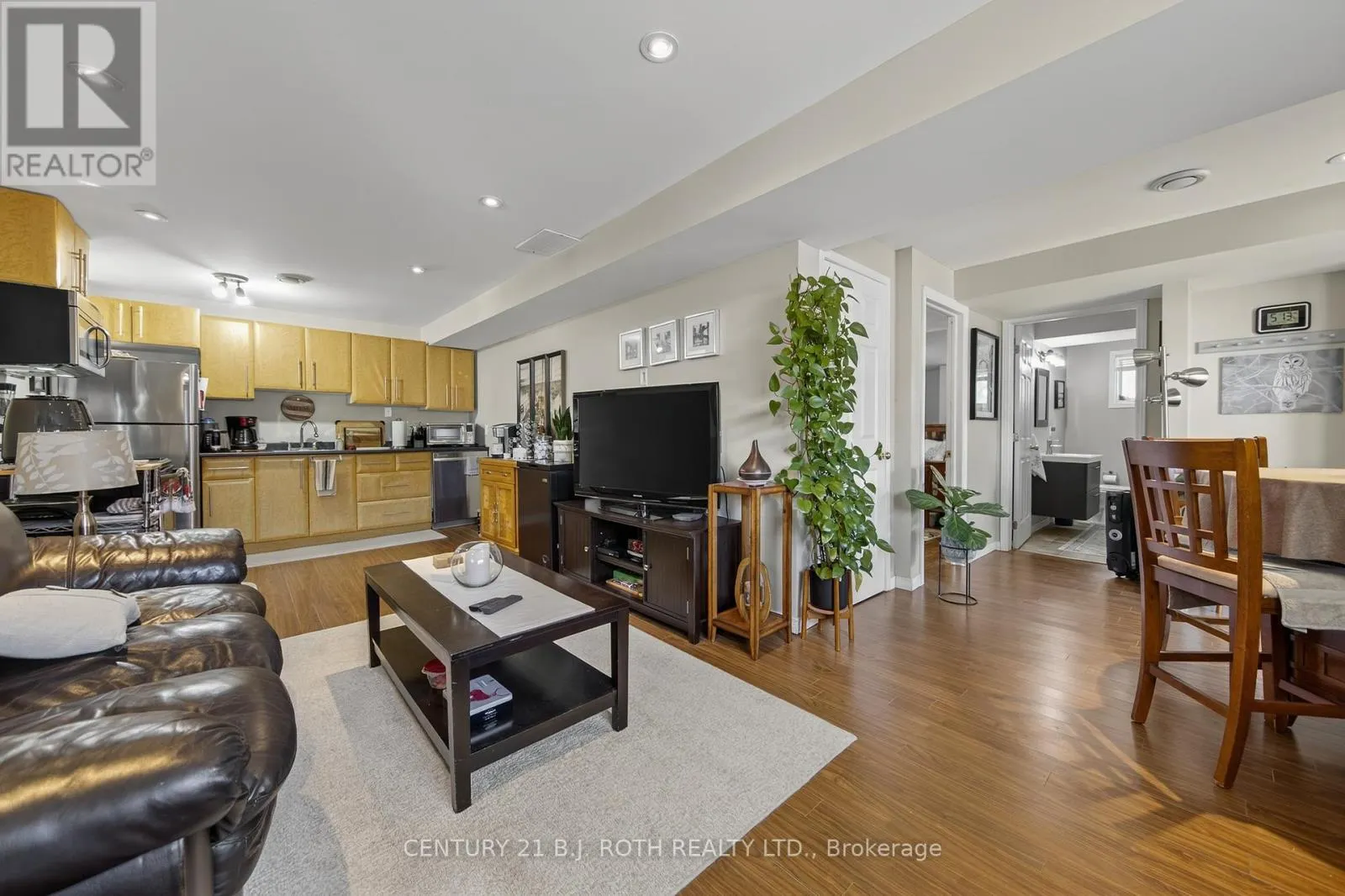 7 ROUND LEAF COURT