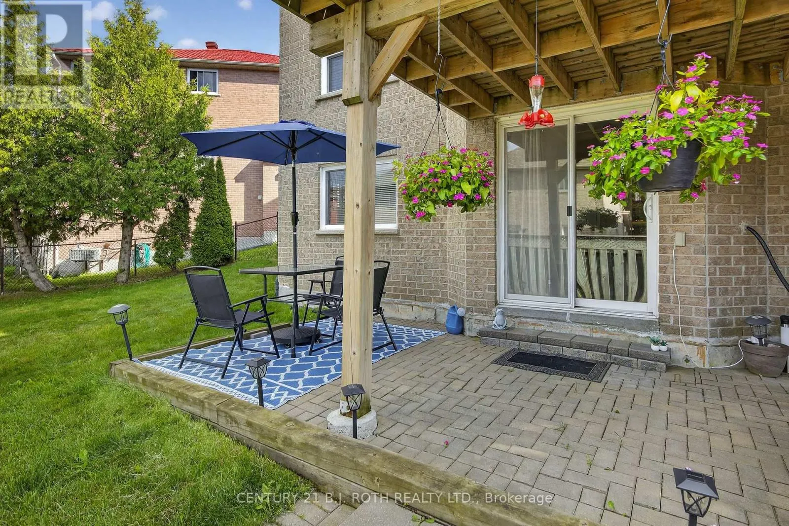 7 ROUND LEAF COURT
