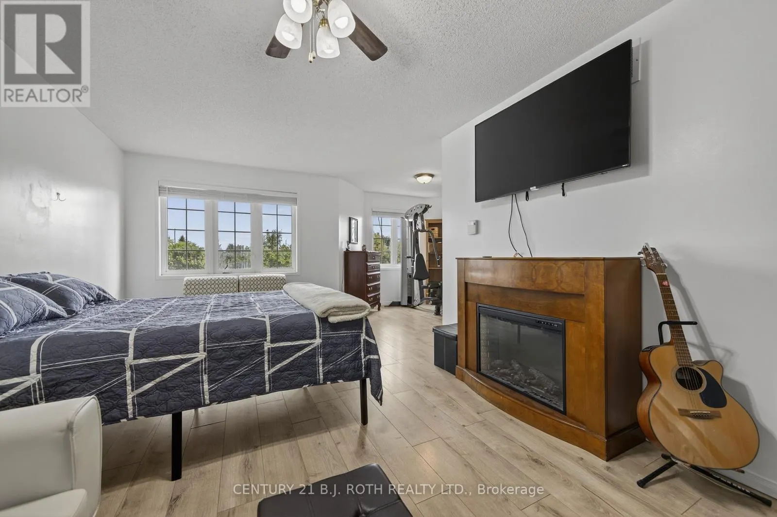7 ROUND LEAF COURT