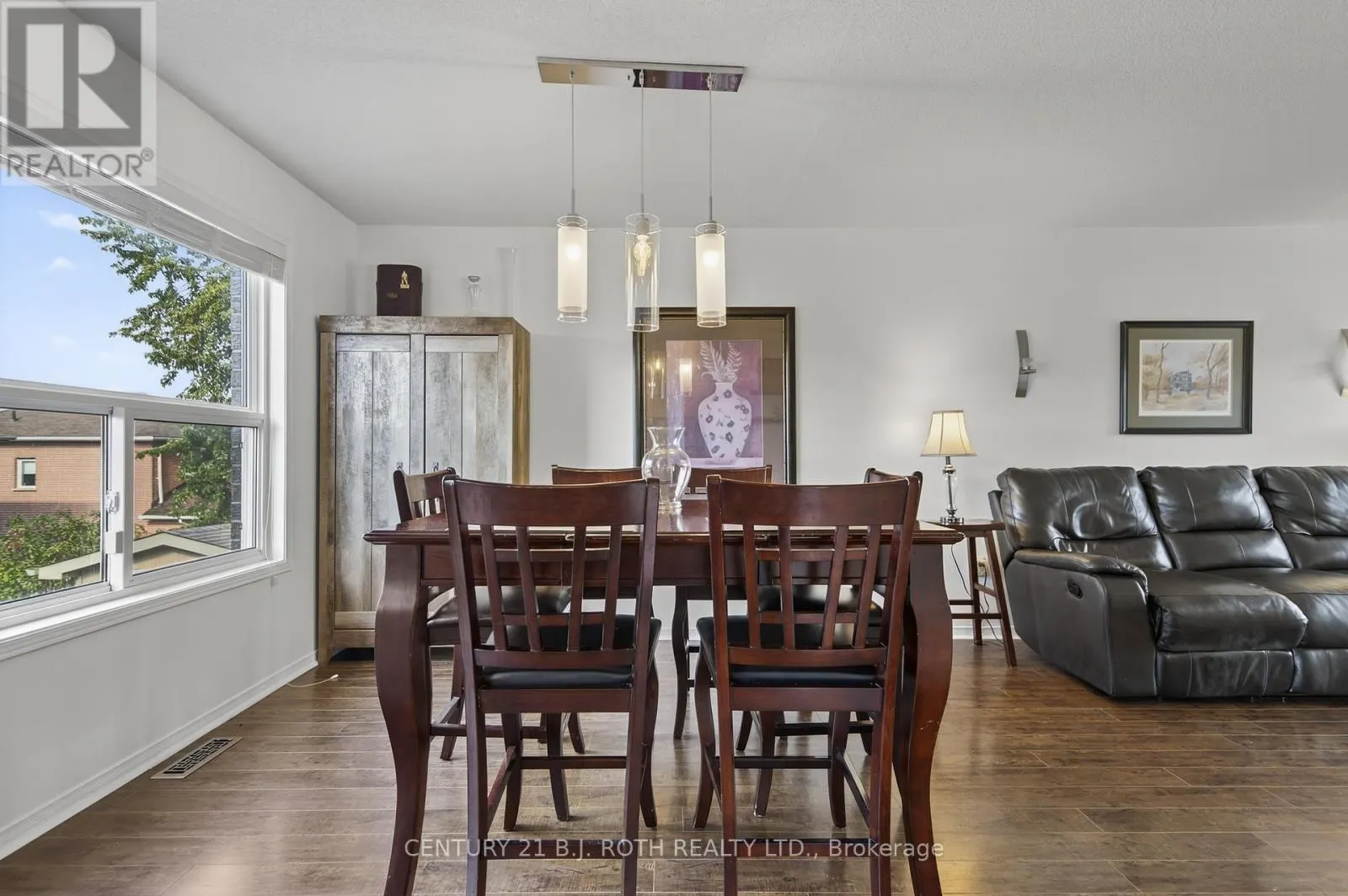 7 ROUND LEAF COURT