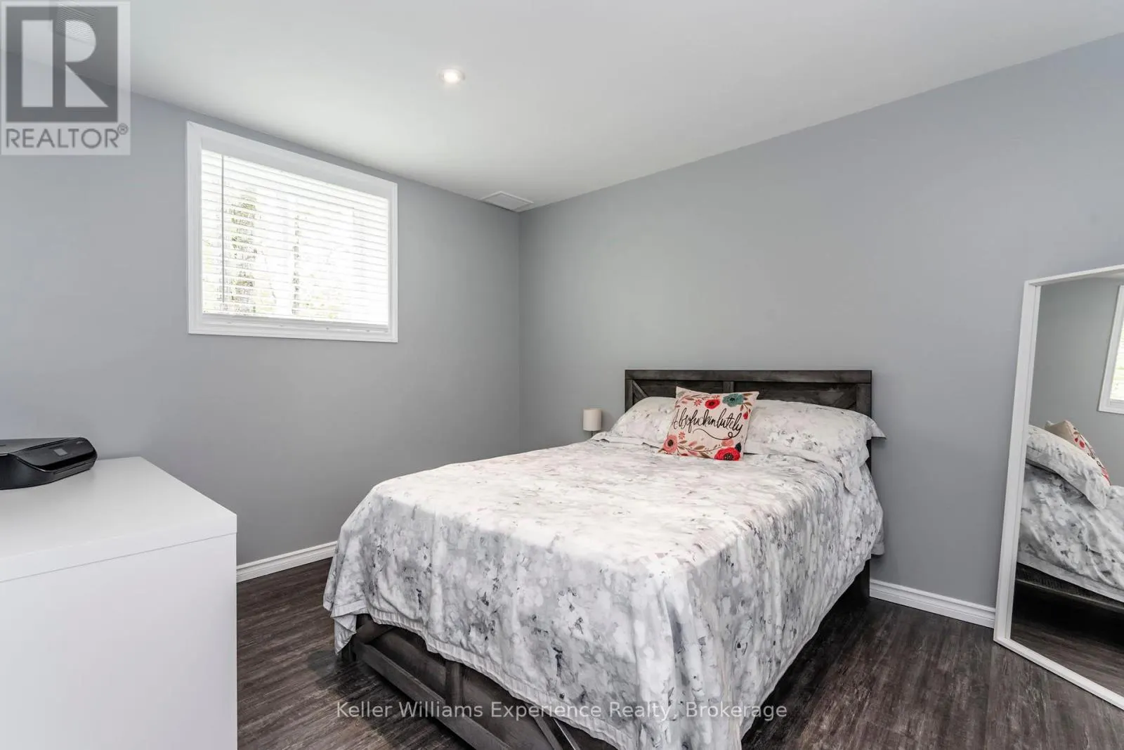 27 MEADOWS AVENUE