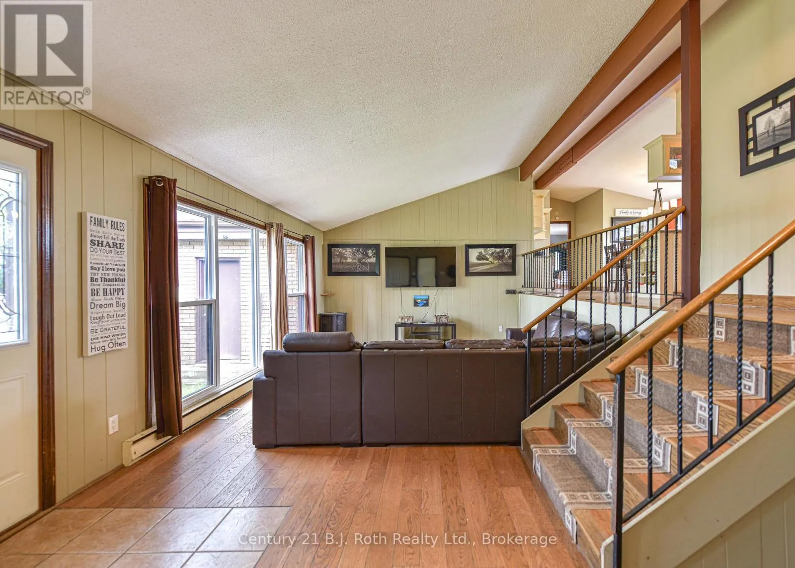 1535 15/16 SIDE ROAD E