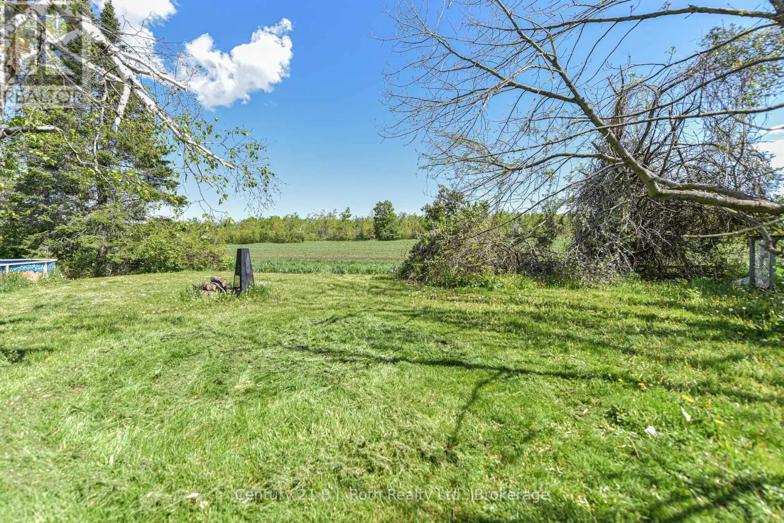 1535 15/16 SIDE ROAD E