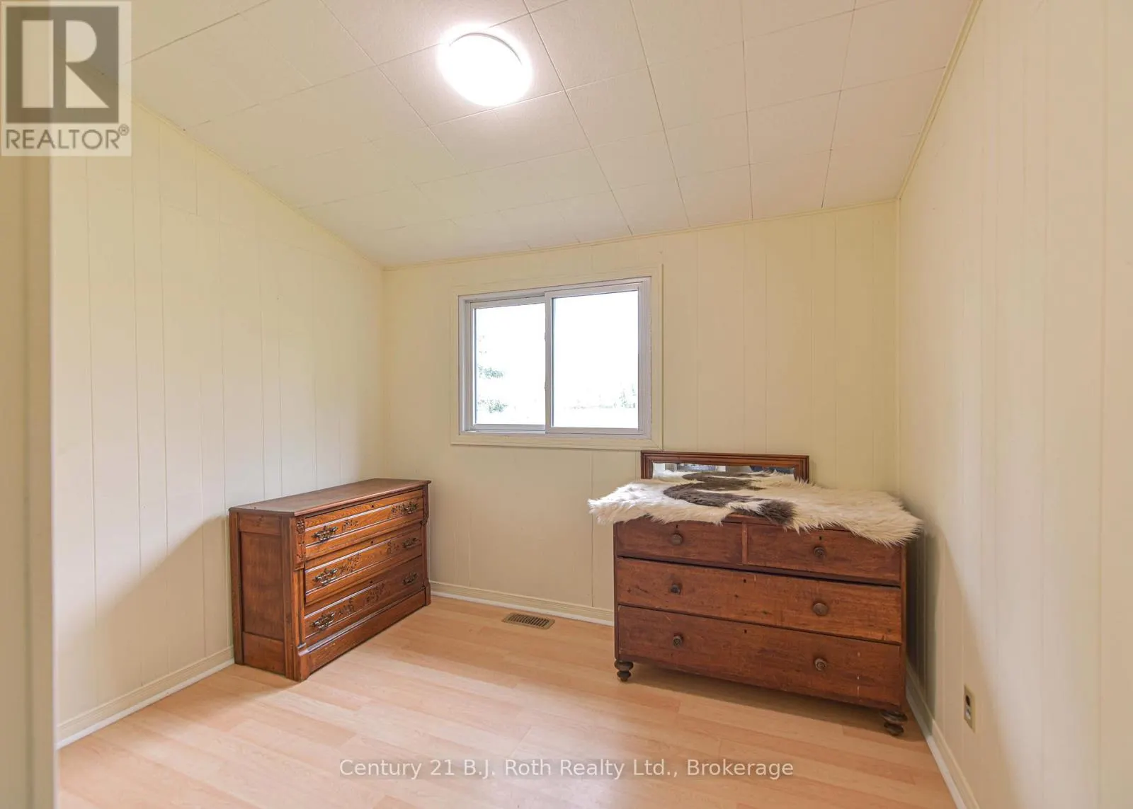 1535 15/16 SIDE ROAD E