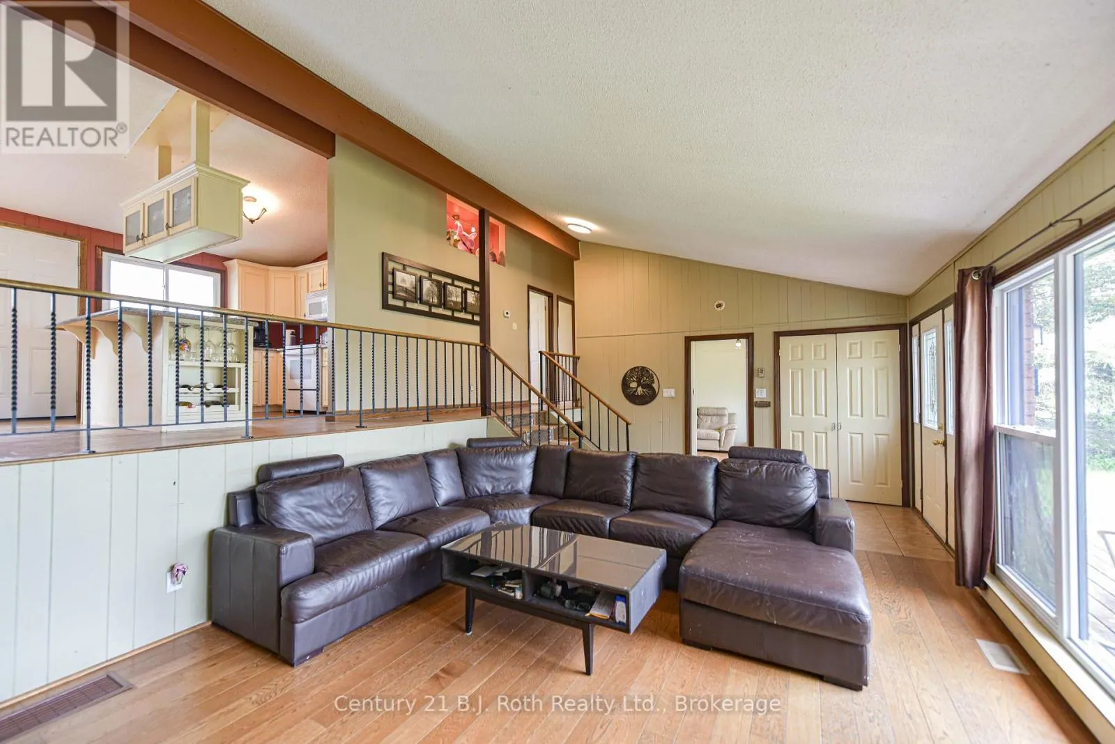 1535 15/16 SIDE ROAD E