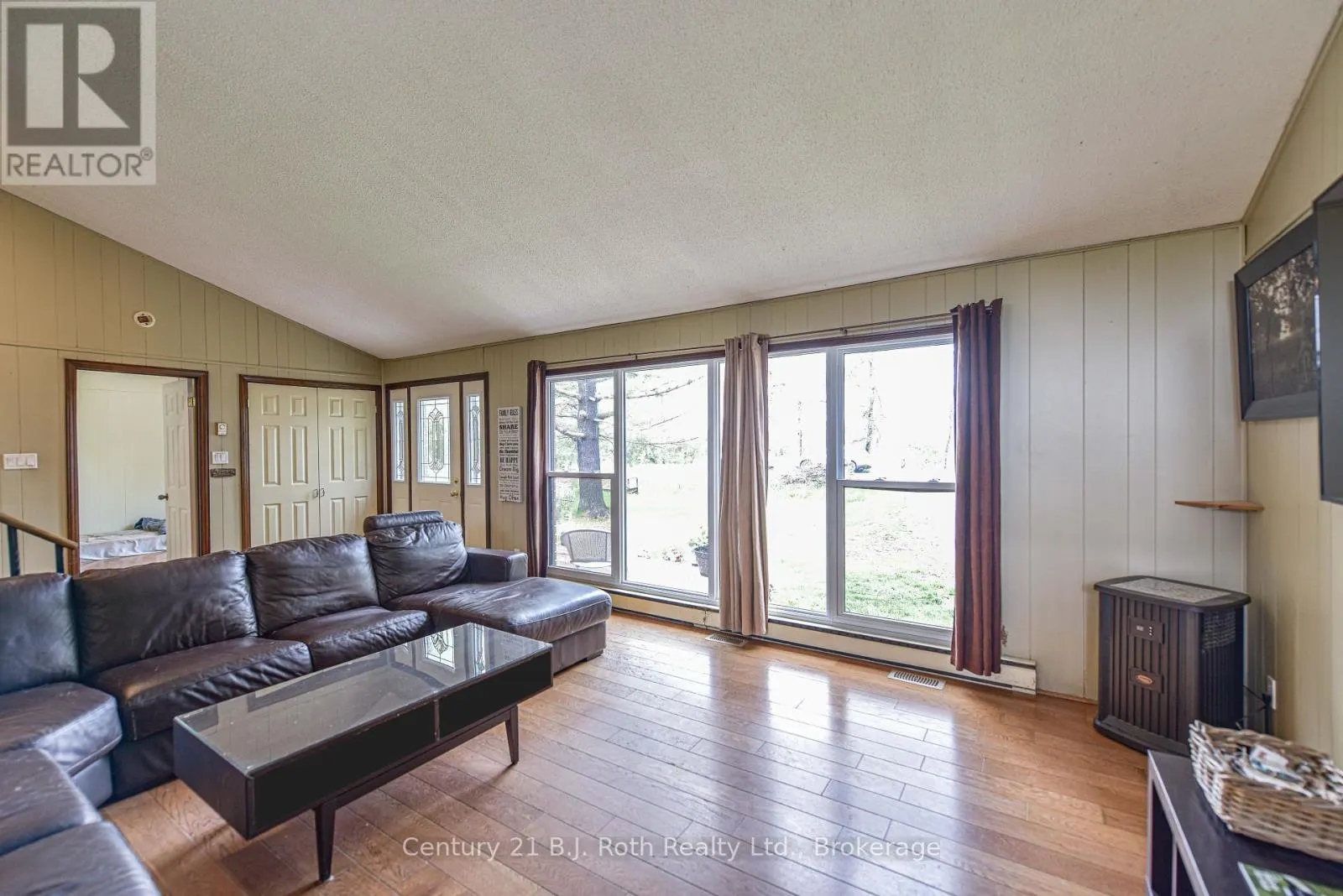 1535 15/16 SIDE ROAD E