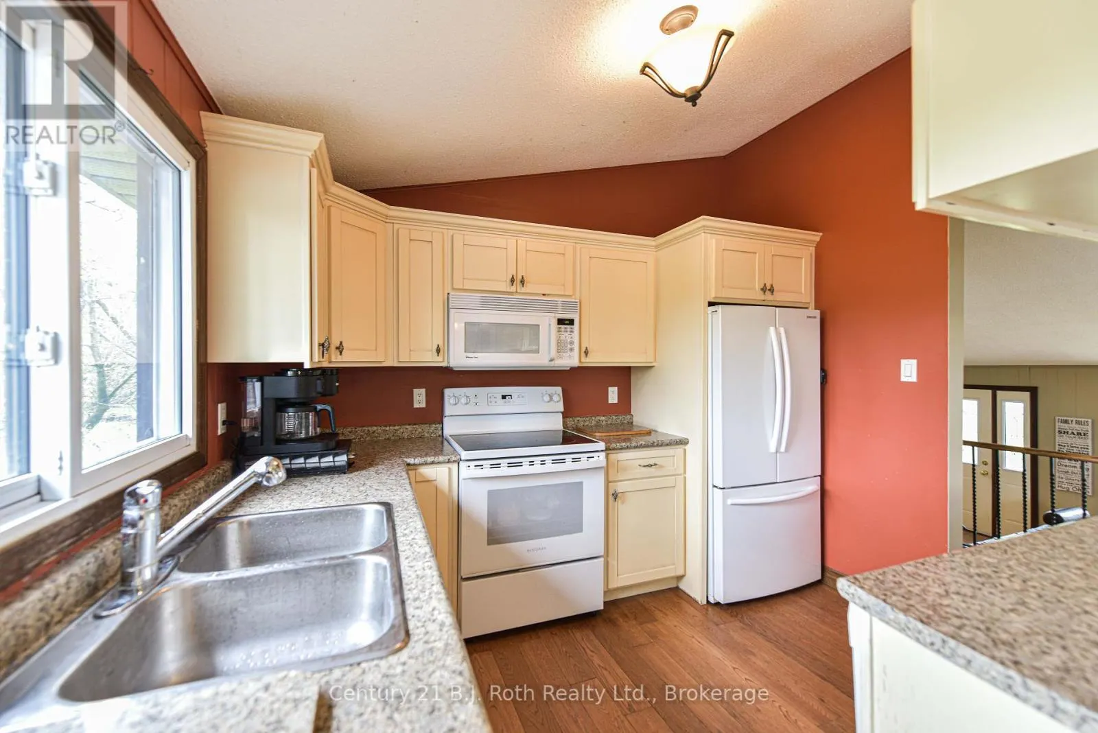 1535 15/16 SIDE ROAD E