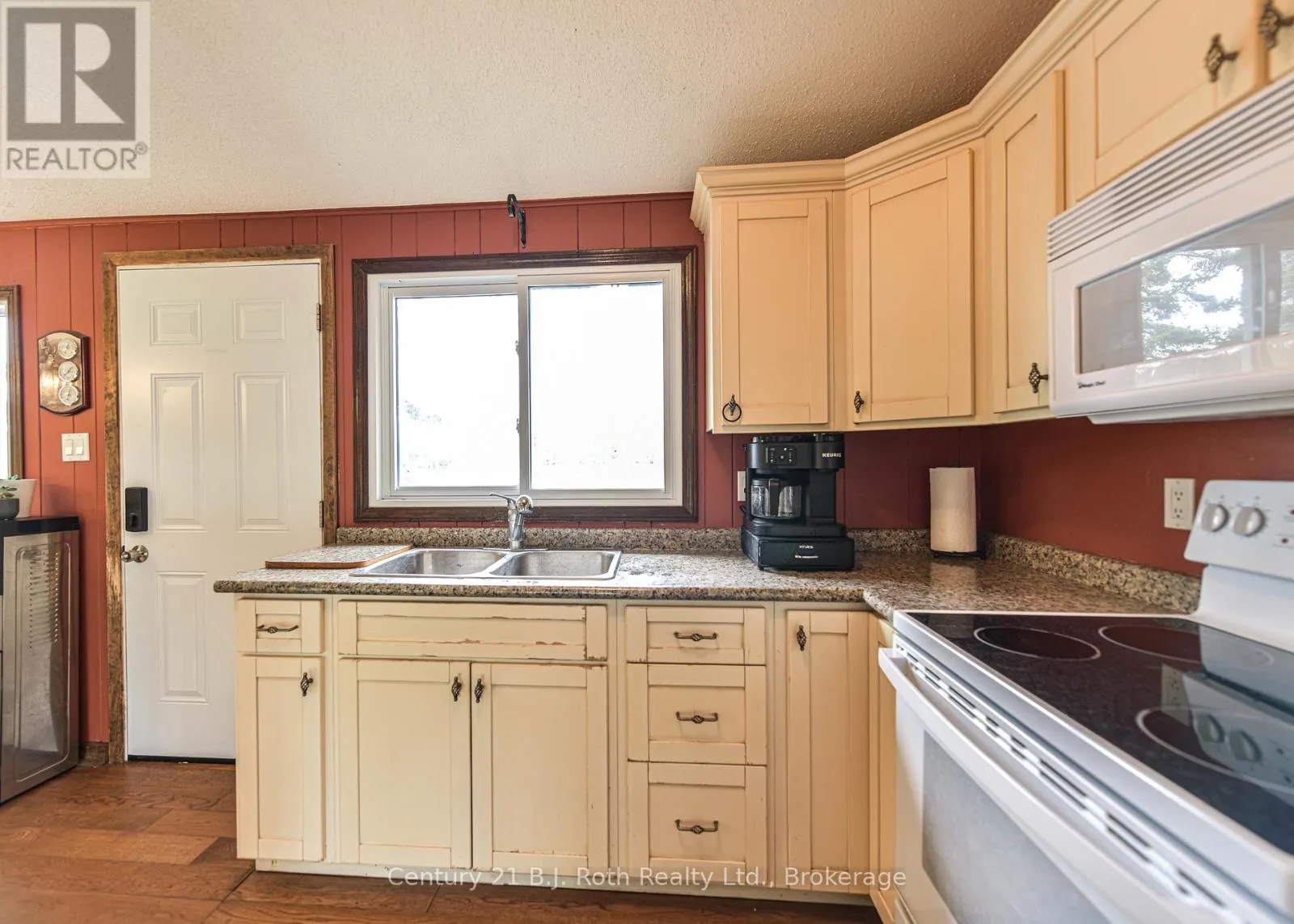 1535 15/16 SIDE ROAD E