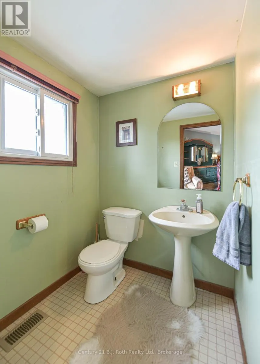 1535 15/16 SIDE ROAD E